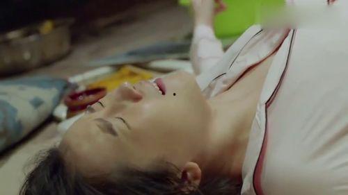 成人趴地上哭的视频,成人趴地哭泣，情感释放的瞬间