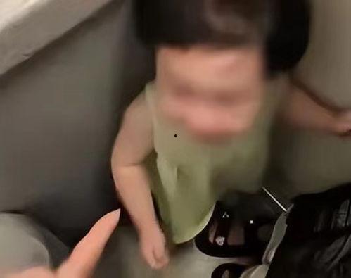 成人趴地上哭的视频,成人趴地哭泣，情感释放的瞬间