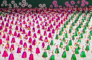 成人表演背篓装饰花瓶视频,成人表演背篓的创意展示